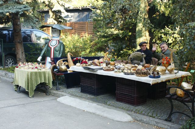 zdjęcie stoiska z ozdobami