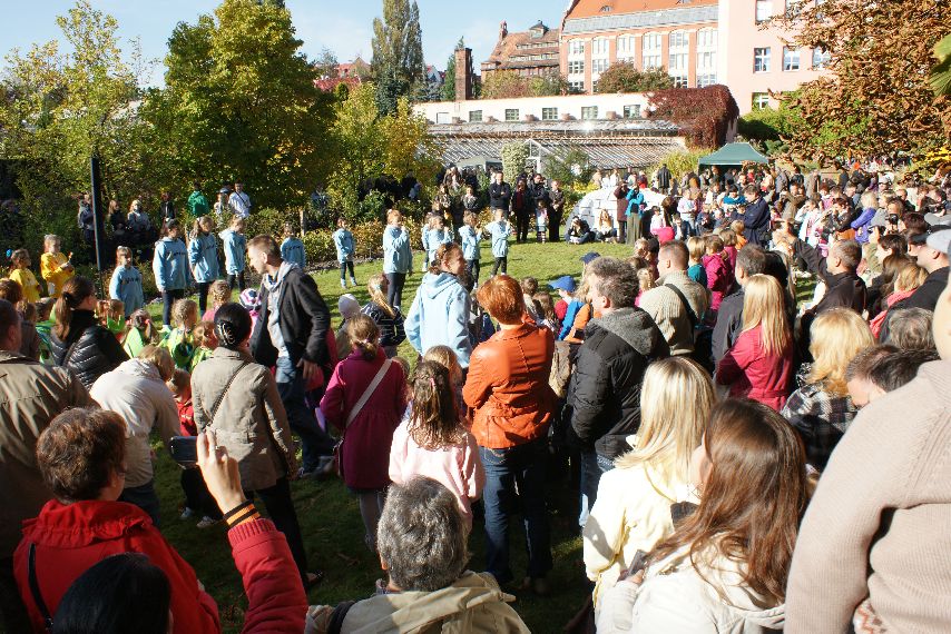 zdjęcie ludzi zwiedzających ogród